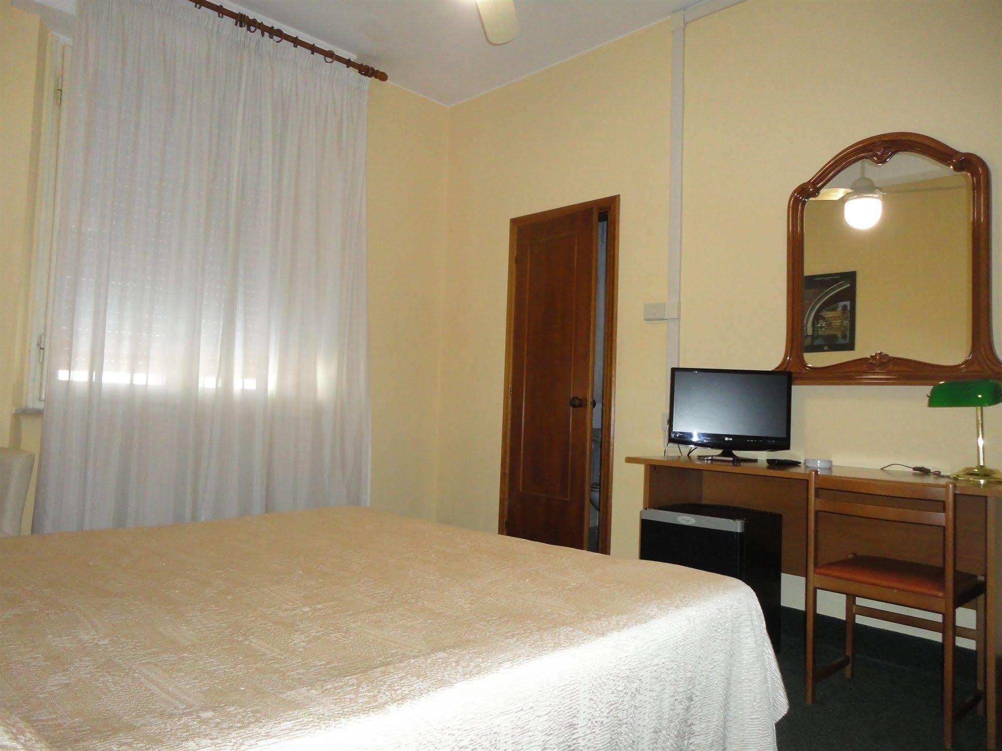 Giappone Inn Parking Hotel Λιβόρνο Εξωτερικό φωτογραφία